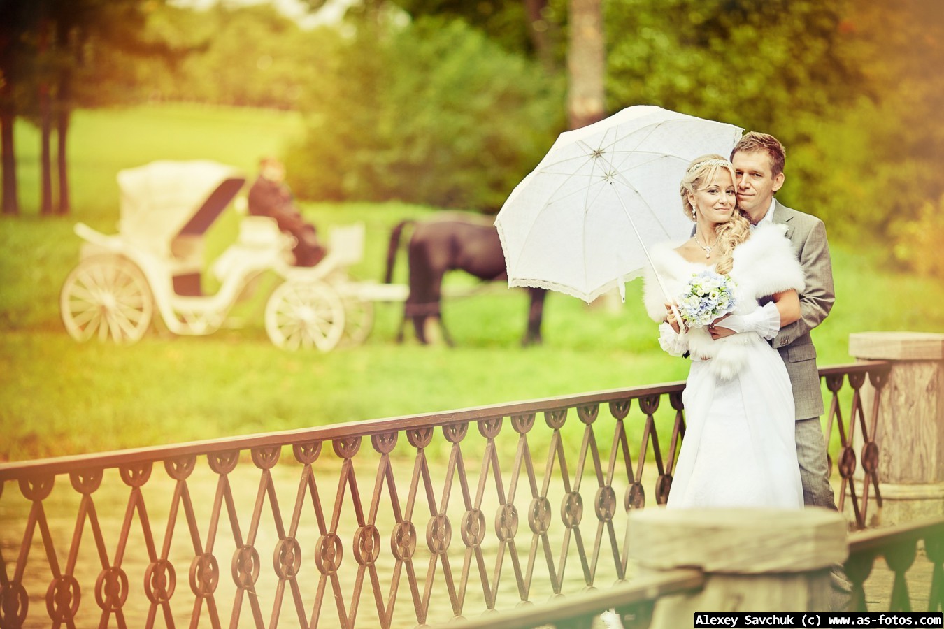 жених и невеста с зонтиком